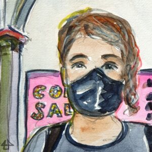 Aquarellierte Bleistiftzeichnung: ich stehe mit wuscheligen Haaren die mir lang über eine Schulter fallen, vor einem Comic Salon Plakat. Ich trage eine schwarze Maske und hab einen schwarzen Rucksack an. Hinter mir eine Säule die in einen gemauerten Bogen übergeht .
