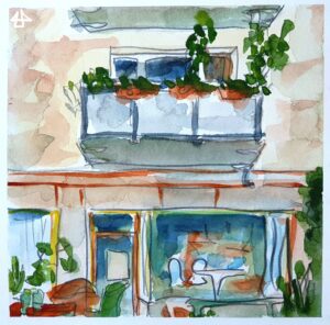 Aquarelierte Bleistiftzeichnung. Ein begrünter Balkon über einem Ladeneingang, die Ladenfenster teils mit langen weissen Gardinen, innen weisse Stühle und ein Tisch. Draussen Hartenmöbel und weitere Grünpflanzen.