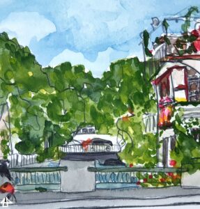 Aquarellierte Buntstiftzeichnung: Zwei Brücken hintereinander über kleinem Fluss, rechts ein zweistöckiges Gebäude, hinen und Links das BlätterBlätterdach vieler Bäume.